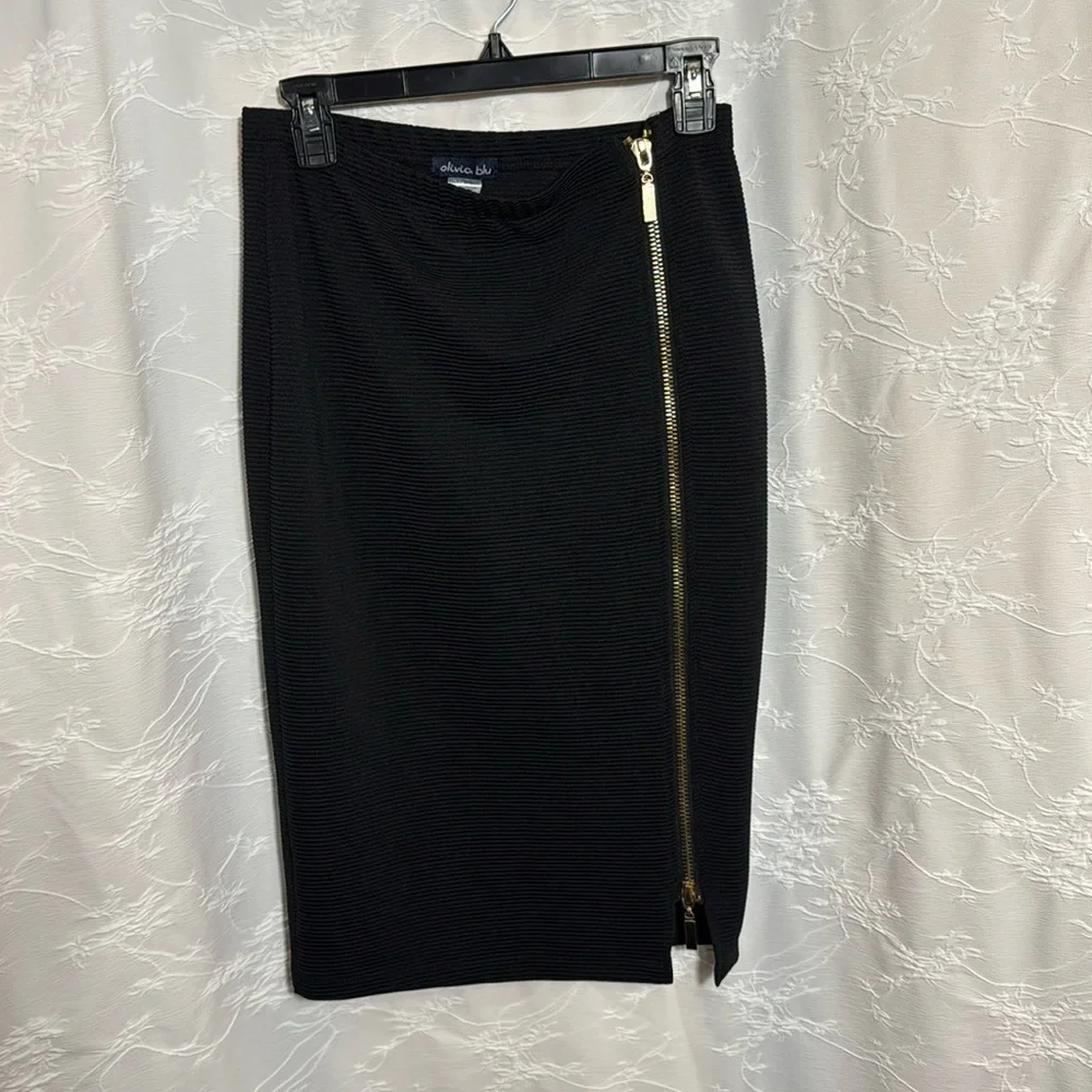 Olivia blu pencil skirt black and with chunky gold zipper accent.‎